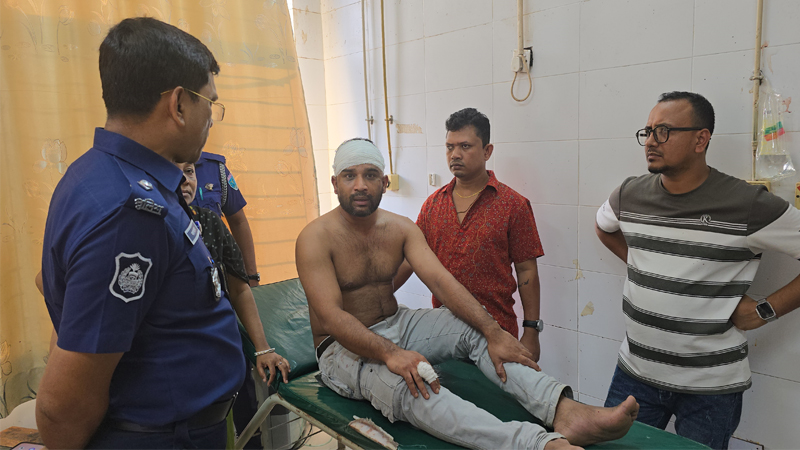 সুনামগঞ্জে ক্লিনিকে ঢুকে চিকিৎসককে ছুরিকাঘাত, অভিযুক্ত স্বেচ্ছাসেবক দল নেতা